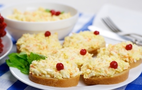 Самая доступная народная закуска – яйца с сыром и чесноком. Рецепты разнообразных блюд из яиц с сыром и чесноком