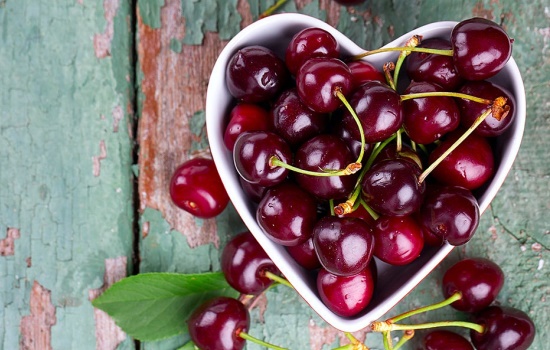 Черешня: польза и вред для организма, безопасные дозы сладкой ягоды. Сколько калорий в черешне и какие витамины в ней есть?