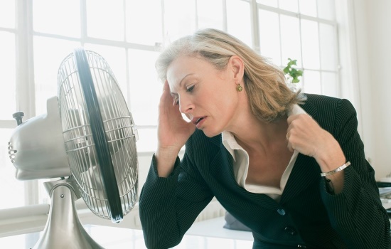 Бросает в жар, почему и что делать? Причины возникновения жара у мужчин и женщин: советы врача
