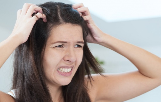 Что скажет врач, если сильно чешется голова и выпадают волосы? Причины и лечение неприятного симптома: чешется голова и выпадают волосы