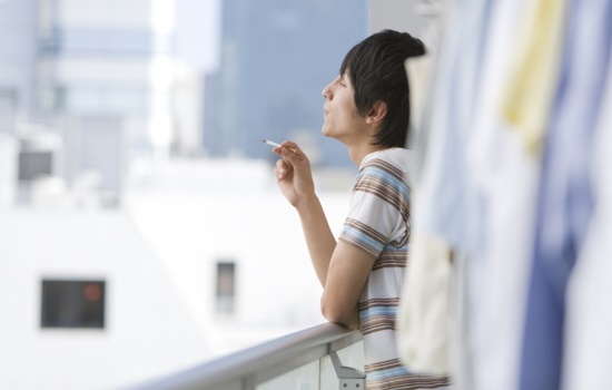 Можно ли курить на балконе своей квартиры? Можно ли курить на балконах гостиниц, подъездов и жилых домов?