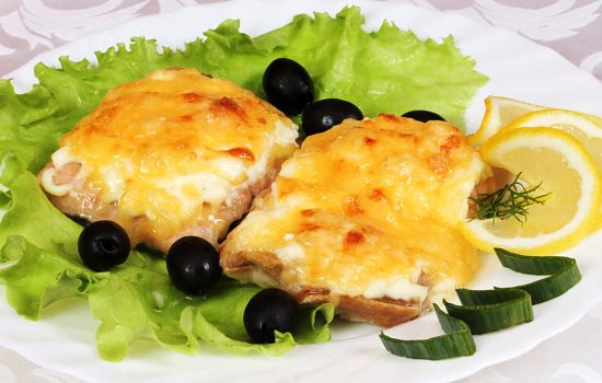 Горбуша, запечённая в духовке с сыром: доступно и вкусно. Подборка простых рецептов из горбуши, запечённой в духовке с сыром