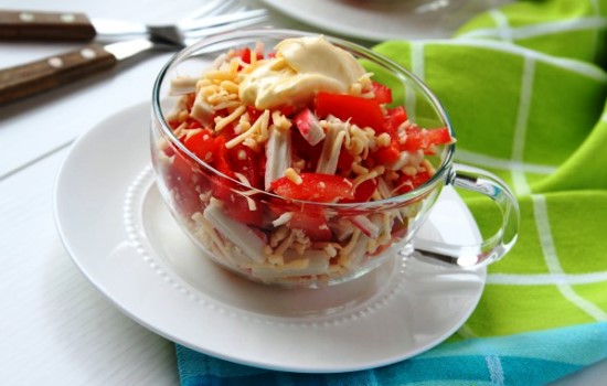 Крабовый салат с помидорами и сыром – красив! Варианты крабового салата с добавлением сыра и помидоров