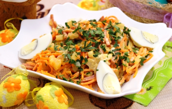 Отличная основа салата – корейская морковь с колбасой. Салаты из корейской моркови с колбасой и другими ингредиентами