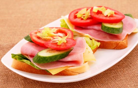 Бутерброды с колбасой, сыром и помидорами – элементарно и шикарно! Подборка вкусных бутербродов с колбасой, сыром и помидорами