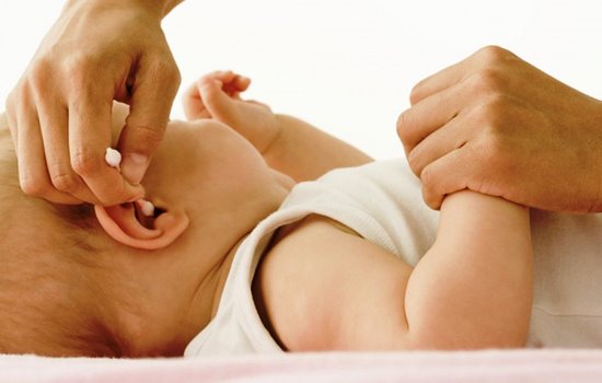 Как правильно чистить уши ребенку, чем и как часто? Чистим ушки карапузу аккуратно, не нанося боли и вреда