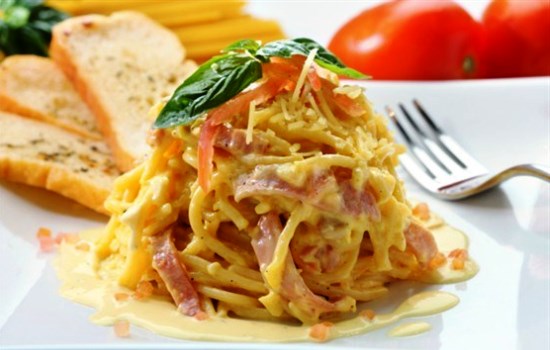 Спагетти с ветчиной – базовые и сложные рецепты, классические и под соусом. А ещё необычная пицца на макаронной основе из спагетти с ветчиной