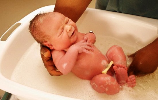 Уход за малышом: как купать новорождённого ребёнка. Как купать новорождённого первый раз: пошаговая инструкция (видео)
