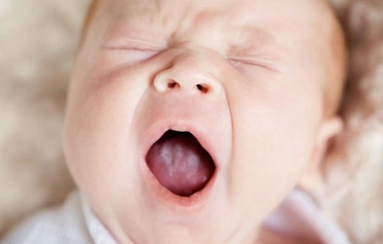 Белый налёт на языке у новорождённого. Почему возникает белый налёт на языке у новорождённого и надо ли бороться?