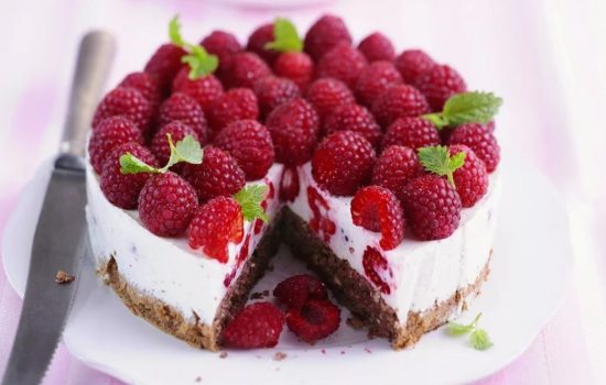 Малиновый торт – летнее искушение для сладкоежек. Рецепты малиновых летних тортов: малина в десерте – жизнь удалась!