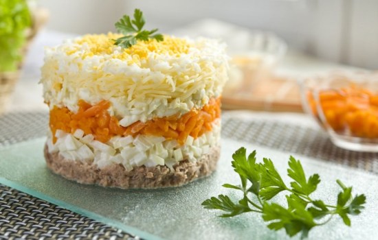 Салат «Мимоза» классический (пошаговый рецепт) – доступная рыбная закуска. Пошаговые рецепты салата «Мимоза» классического с овощами и рисом