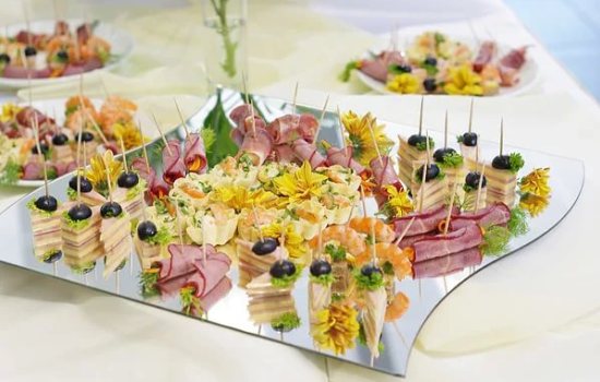 Закуски на фуршетный стол: рыбные, мясные, сырные, грибные, ягодные. Варианты закусок на фуршетный стол и правила их подачи