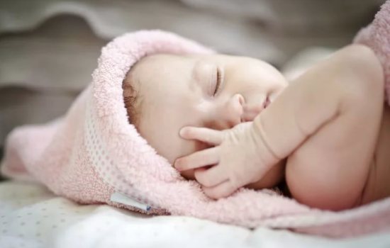 Гноится глаз у новорожденного: причины патологии. Гноится глаз у новорожденного – что делать, первая помощь малышу , если гноятся глаза?