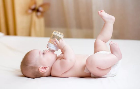 Нужно ли давать ли воду новорожденному - как, когда, какую? Важное решение: допаивать новорождённого или нет