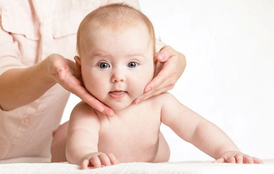 Диагноз «кривошея у новорожденного»: признаки, причины. Что делать, если у новорожденного кривошея: лечение, процедуры