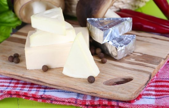 В чем польза плавленого сыра? В каких случаях есть вред от плавленого сыра и как его правильно выбирать и употреблять
