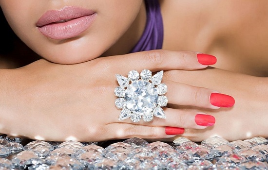 К чему снится кольцо на пальце: обручальное, с бриллиантом? Основные толкования разных сонников - к чему снится кольцо на пальце
