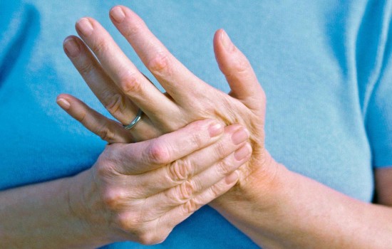 Сводит кисти рук – причины неприятного симптома. Узнайте, каким должно быть лечение, если сводит кисти рук и что делать