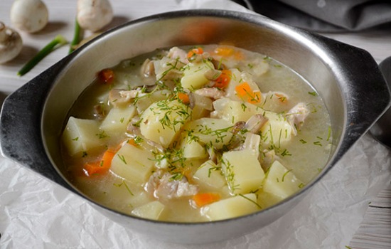 Грибной суп с курицей и плавленым сыром: красивое и полезное первое блюдо. Фото-рецепт супа с курочкой и плавленым сыром: пошагово