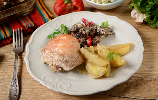 Курица, запеченная с картошкой: пошаговый фото-рецепт. Запекаем курочку с картошкой, перцем и шампиньонами – минимум усилий, вкуснейший результат!