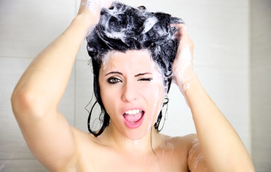 "Неформальные" шампуни: альтернативные способы мытья головы. Чем хороши твёрдый, сухой или low-шампунь для волос