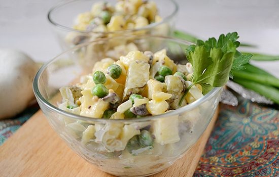 Картофельный салат с грибами – полноценное блюдо для летнего обеда или ужина. Пошаговый фото-рецепт картофельного салата с шампиньонами