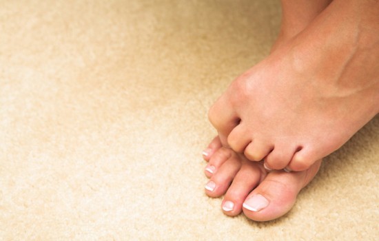 Опух мизинец на ноге: причины патологического состояния. Как лечить опухший палец?