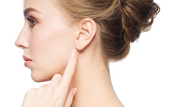 Опухла мочка уха: причины и симптомы. Способы лечения и меры профилактики