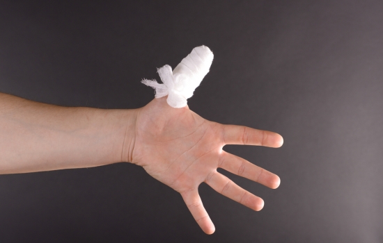 Опух палец, болит ноготь: причины воспаления. Как лечить больное место самостоятельно дома?