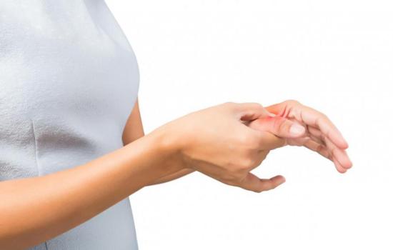Опух палец на руке без видимой причины: возможные факторы. Как лечить припухлость и оказать первую помощь дома?