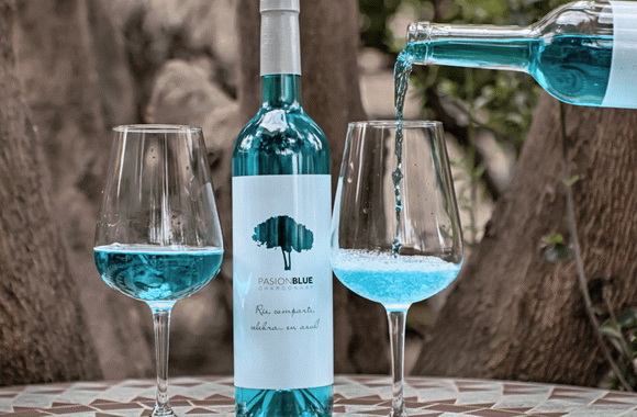 Голубое вино – полезный продукт или дань моде? Как и из чего делают голубое вино