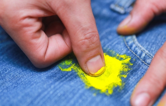 Акварель, эмаль или масло – вывести краску с одежды в домашних условиях можно без проблем