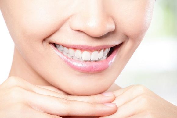 Отбеливание зубов в домашних условиях: стоит ли рисковать эмалью ради белоснежной улыбки или все же есть безопасные методы